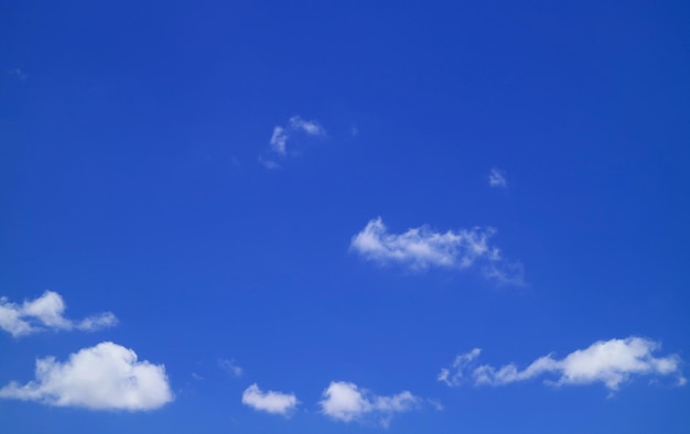 Erstaunlich lebendiger blauer Himmel mit verstreuten reinweißen Wolken