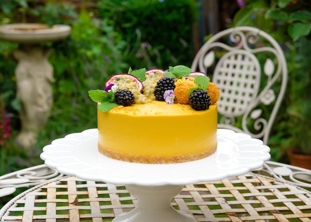 Erstaunlich leckerer gelber süßer Kuchen mit Früchten