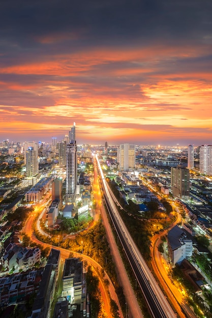 Erstaunlich schöne Aussicht auf die Skyline von Midtown Bangkok und den Wolkenkratzer bei Sonnenuntergang
