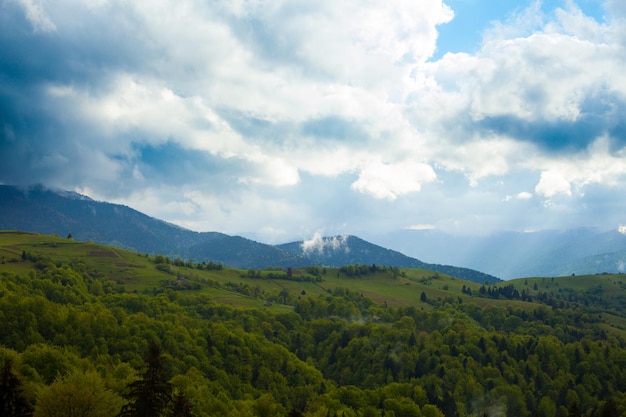 Erstaunlich schöne Berge mit dramatischem Himmel und Wolken. Blick vom Berg.