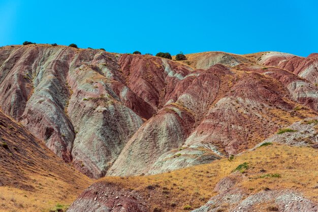 Erstaunlich schöne Hänge der roten Berge