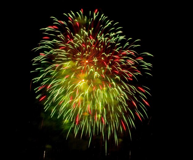 Erstaunlich Schönes Feuerwerk auf schwarzem Hintergrund zum Jubiläum Frohe Weihnachten und ein glückliches neues Jahr.