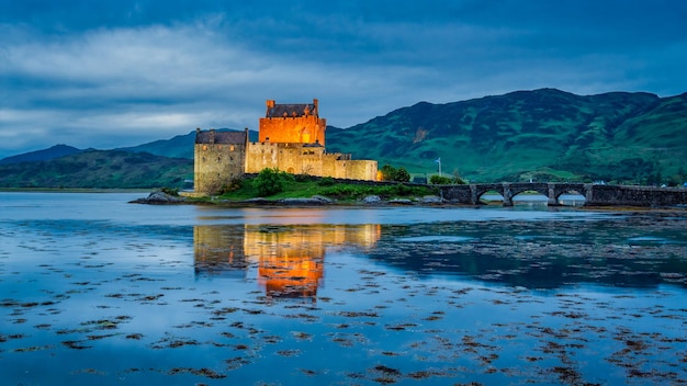 Erstaunliche Abenddämmerung über Loch bei Eilean Donan Castle Scotland