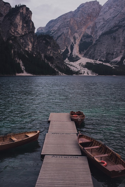 Foto erstaunliche ansicht der braunen boote des lago di braies