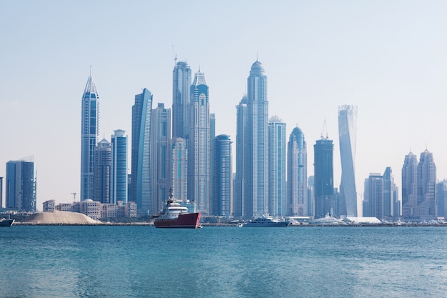 Erstaunliche Ansicht der Wolkenkratzer in Dubai