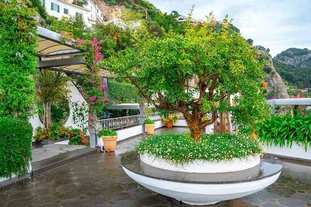 Erstaunliche Ansicht des bunten Gartens auf der Terrasse des Hotels, Amalfiküste, Italien