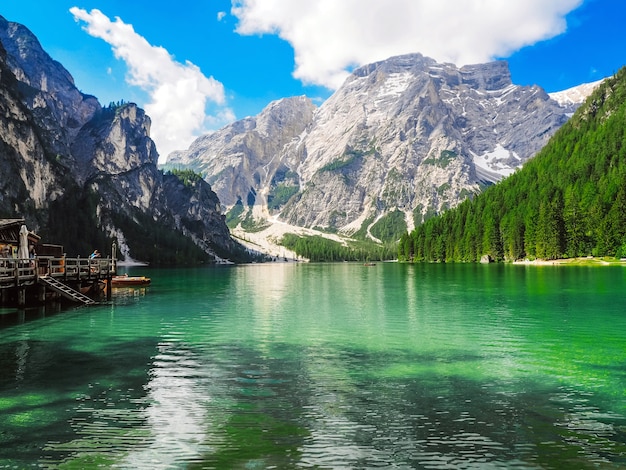 Erstaunliche Ansicht des Sees Braies im Dolomitgebirge, Italien