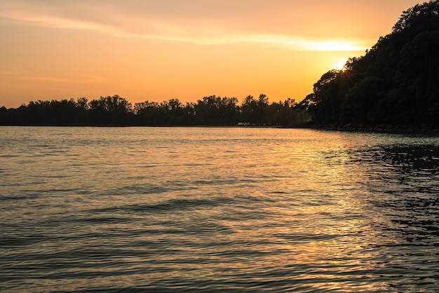 erstaunliche Aufnahme von einem ruhigen blauen Meer auf orange Sonnenuntergang Hintergrund Sonnenuntergang Licht und schöne Wolken