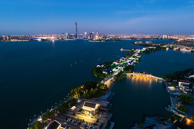 Erstaunliche Aussicht auf das Stadtzentrum von Suzhou bei Sonnenuntergang