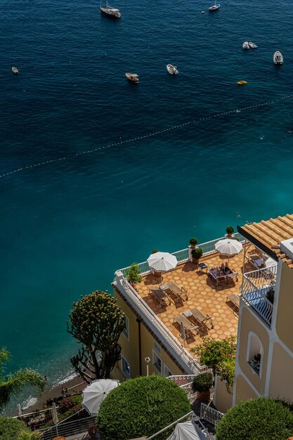 Erstaunliche Aussicht auf das Tyrrhenische Meer vom Balkon einer Villa in Positano Italien Aufregender Luxusurlaub