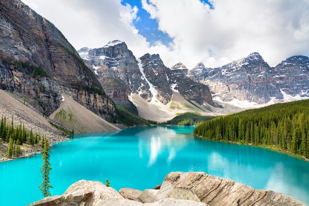 Foto erstaunliche aussicht auf den berühmten moraine lake in banff kanada klares blaues wasser, das felsige berge im nationalpark reflektiert