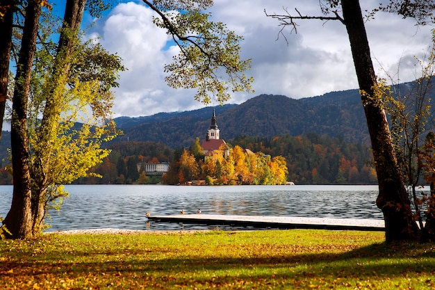 Erstaunliche Aussicht auf den Herbst des Bleder Sees in Slowenien Europa