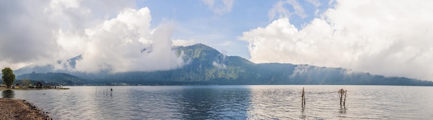 Erstaunliche Aussicht auf den Lake Bratan und die mit Wolken bedeckten Berge