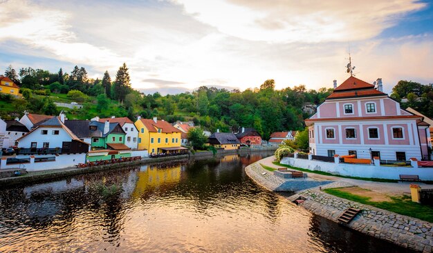 Erstaunliche Aussicht auf Fluss und Cesky Krumlov Stadtbild