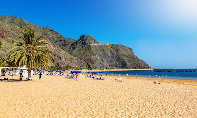 Erstaunliche Aussicht auf Strand Las Teresitas mit gelbem Sand. Ort: Santa Cruz de Tenerife, Teneriffa, Kanarische Inseln