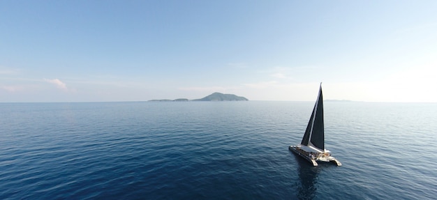 Erstaunliche Aussicht auf Yacht Segeln in offenen Meer an windigen Tag. Drone View - Vögel Augenwinkel. - Farbverarbeitung steigern