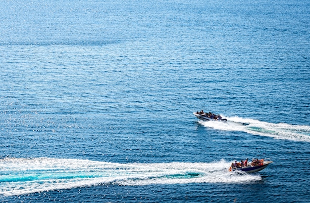 Erstaunliche Aussicht auf zwei Yachten oder Boote und klares dunkelblaues Wassersommerparadies