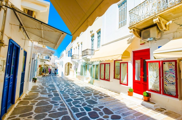 Erstaunliche Aussicht entlang der griechischen Straße des Sonnenscheins mit bunten hellen Türen und Fenstern?