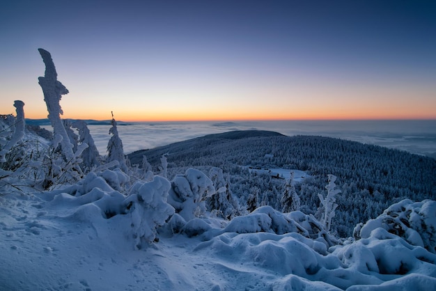 Erstaunliche Aussicht vom Jested-Gipfel Typischer verschneiter Morgen in der Tschechischen Republik