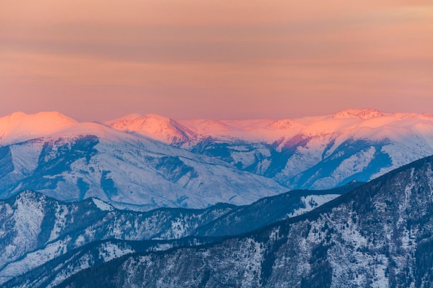 Erstaunliche Berglandschaft bei Sonnenuntergang Himmelshintergrund