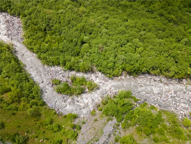 Erstaunliche Berglandschaft. Fluss Midagrabindon. Kaukasus, Ossetien. Midagrabin-Schlucht. Russland