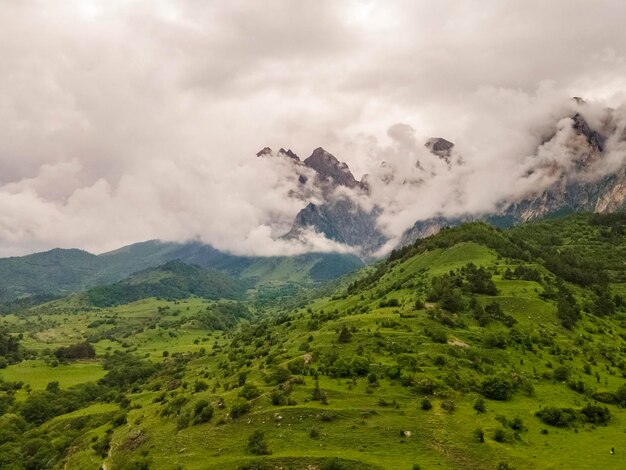 Erstaunliche Berglandschaft. Schöne Wolken, Felder, Berge. Luftaufnahme