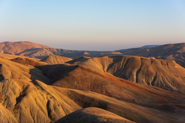 Erstaunliche Berglandschaft vor Sonnenuntergang