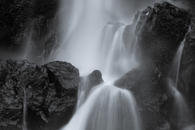 erstaunliche Bewegung von Kunstwasserlandschaften auf Wasserfall Indonesien