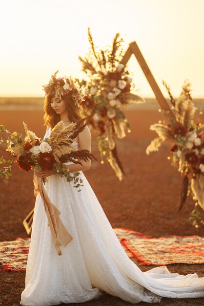 Erstaunliche Braut im Sonnenuntergangslicht. Hübsche Braut. Boho-Stil