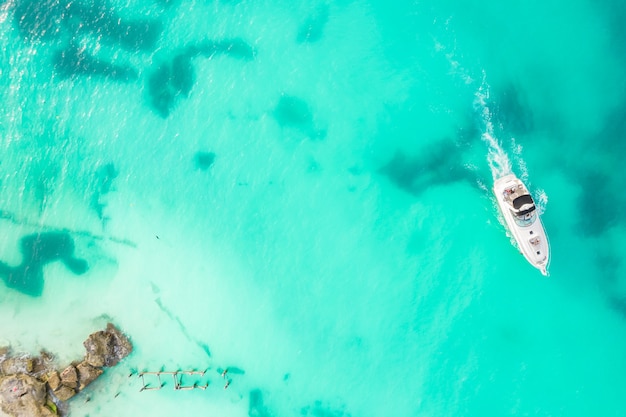 Erstaunliche Draufsicht der Yachtluftaufnahme des luxuriösen schwimmenden kleinen Schiffes in der blauen karibischen Seeyacht at