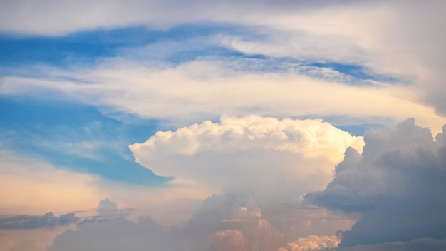 Erstaunliche dreidimensionale Wolken im Sonnenlicht während des Sonnenuntergangs