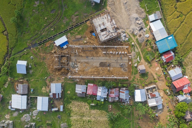 Erstaunliche Drohnenaufnahme aus der Luft eines Baustellengebäudes auf den Philippinen