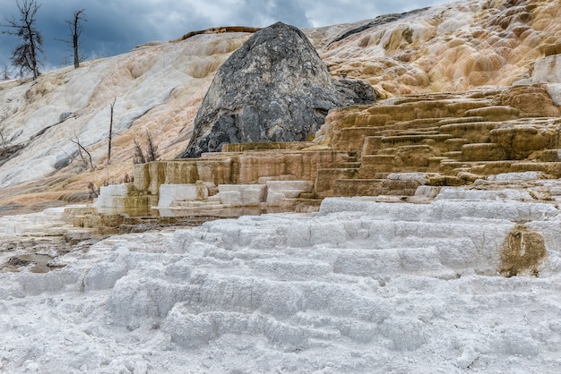 Erstaunliche einzigartige Bildung Mammoth Hot Springs im Yellowstoone Nationalpark