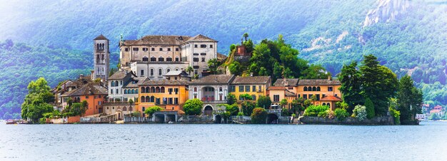 Erstaunliche einzigartige Insel mitten im See - Orta san Giulio. Piemont, Norditalien