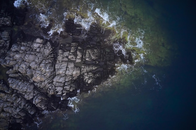 Erstaunliche Felsen am Ufer der Insel in Dänemark