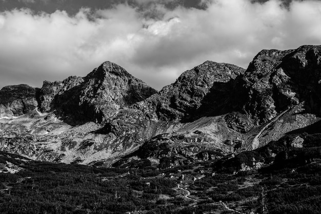 Erstaunliche felsige Berge mit Wolken und See im Sommer für Reisen.