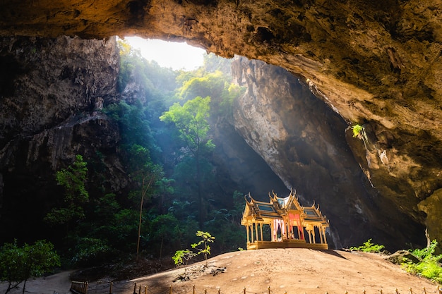 Erstaunliche Höhle Phraya Nakhon in Nationalpark Khao Sam Roi Yot bei Prachuap Khiri Khan