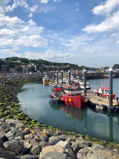 Erstaunliche irische Meereslandschaft mit Booten im Hafen von Howth, Grafschaft Dublin, Irland. Irische Meeresküste