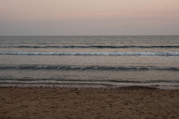 Erstaunliche Kombination aus Strandmeer und HalbmondHalbmond über dem Meer Toller Blick von der Stadt weg zum Entspannen Erstaunliche Skyline