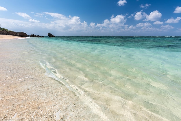 Erstaunliche kristallklare Welle des türkisfarbenen Meeres entlang des sonnigen Strandtages