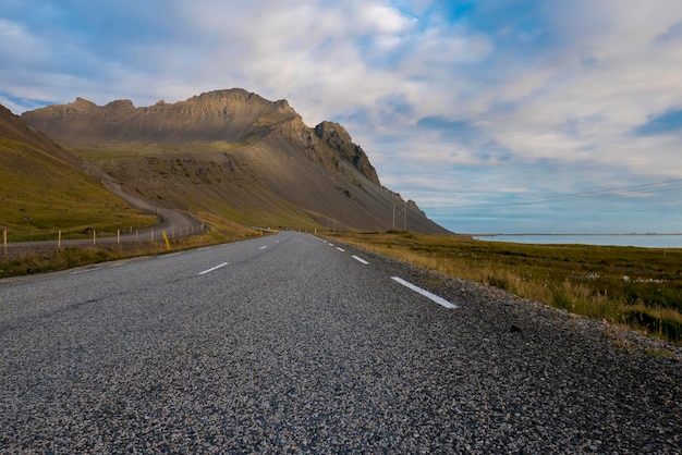 Erstaunliche Landschaft auf der Straße in den Ostfjorden in Island