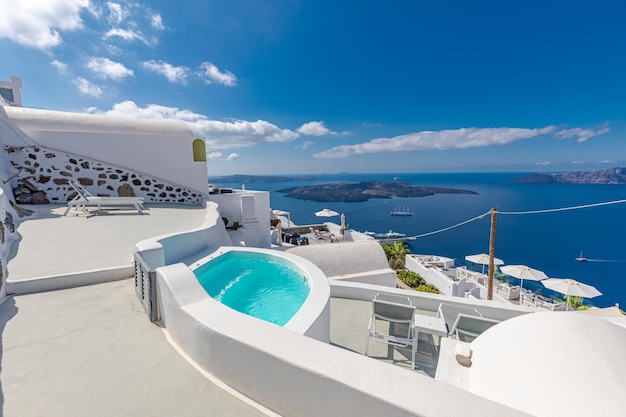 Erstaunliche Landschaft Infinity Pool Caldera View Santorini, Griechenland. Freizeitlebensstil, Pool, Stühle Meer