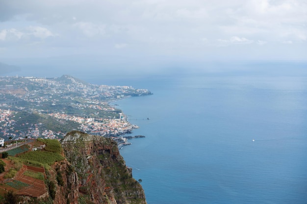 Erstaunliche Landschaft mit Ozeanberg und Stadt Funchal auf der Insel Madeira Luftaufnahme Cabo Girao ist der zweithöchste Aussichtspunkt der Welt mit 580 Metern Höhe und fantastischem Panorama