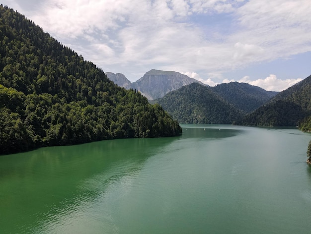 Erstaunliche Landschaftsansicht des schönen Sees Ritsa und der kaukasischen Berge Abchasiens