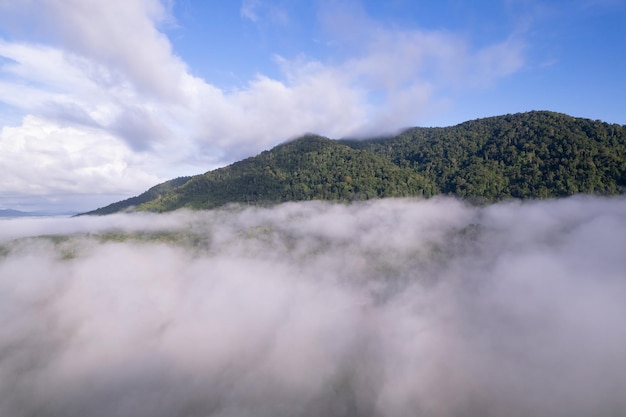 Erstaunliche Landschaftslicht-Naturlandschaftsansicht Schöner heller Sonnenaufgang oder Sonnenuntergang über tropischem Meer und nebligem Nebel auf dem Berggipfel in Thailand Luftaufnahme Drohnenkameraaufnahme Hochwinkelansicht