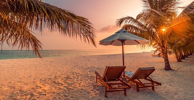 Erstaunliche Liegestühle am Sandstrand Meer Luxus Sommer Holi