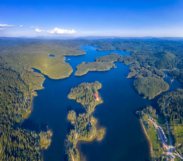 Erstaunliche Luftaufnahme am Staudamm Shiroka Poliana, Bulgarien. Wunderschönes Panorama von blauem Wasser und grünem Wald