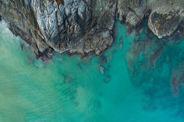 Erstaunliche Luftaufnahme von brechenden Wellen auf Felsen Meerblick Naturansicht