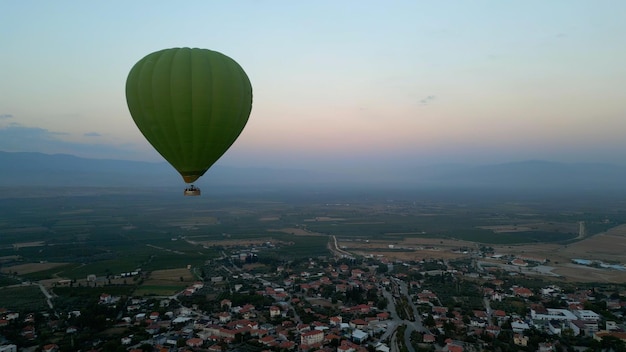 Foto erstaunliche luftaufnahmen von heißluftballons in pamukkale während