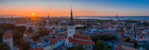 Erstaunliche Luftdrohnenaufnahme der Altstadt von Tallinn, Estland bei Sonnenuntergang. Schönes Panorama von Tallinn.